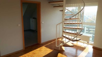 Helle 2-R.- DG-Maisonette-Wohnung mit Balkon und Tiefgarage