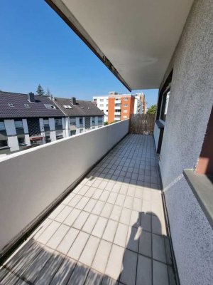 Renovierte schöne 3-Zimmer- Wohnung mit großem Balkon