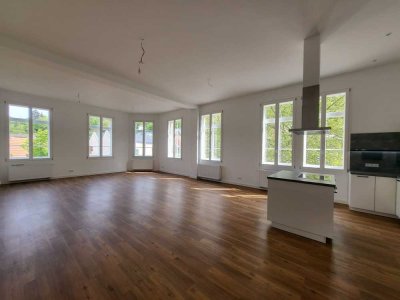 Kernsanierte 3,5-Zimmer-Altbauwohnung mit Balkon und Marken-Einbauküche