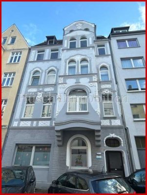 ***huesch-immobilien.de***
Helle Wohnung mit bezauberndem Bad und Einbauküche mit Altbaucharme