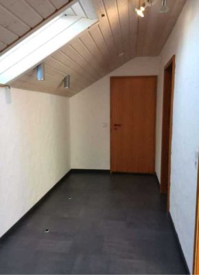 Geschmackvolle 2,5-Zimmer-Dachgeschosswohnung mit Balkon und EBK in Gammelshausen