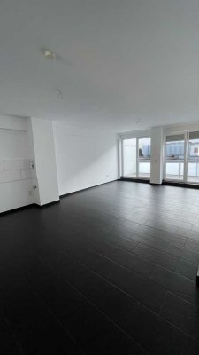 Frisch renovierte 2-Zimmer Wohnung mit großen Balkon
