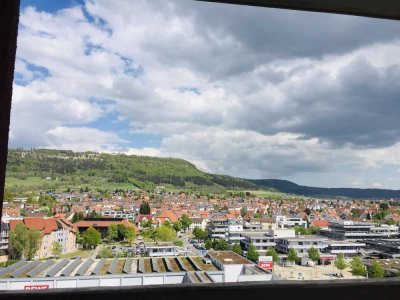 Wohnen mit Aussicht! Helle, gepflegte 2,5 Zimmer Wohnung mit 2 Balkonen und EBK in Spaichingen