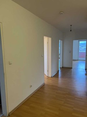 Vollständig renovierte Wohnung mit dreieinhalb Zimmern sowie Balkon und EBK in Bensheim