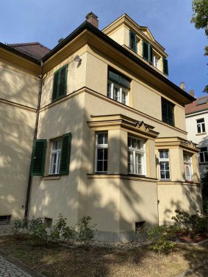 Villa mit Einliegerwohnung und großem Grundstück