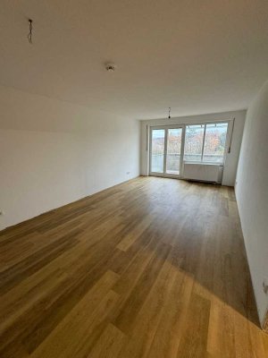 Frisch sanierte, schöne, helle, moderne 2-Zimmer Wohnung mit großem Balkon