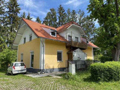 Wunderschönes, renoviertes Altbauzweifamilienhaus
 mit viel Charme, in bester zentraler Lage von...