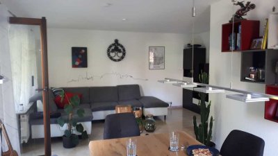 Geschmackvolle Erdgeschosswohnung mit 2 1/2 Zimmern, Terrasse und Einbauküche in S-Weilimdorf