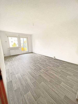 �3 Zi.-Wohnung mit großem Balkon�- 1.OG - sofort bezugsfrei �