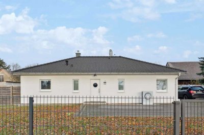 Energiesparhaus im Bungalowstil mit Wärmepumpe auf großem Grundstück