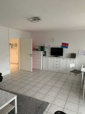 Geschmackvolle, modernisierte 3-Zimmer-Wohnung mit geh. Innenausstattung mit Balkon und EBK in Mainz