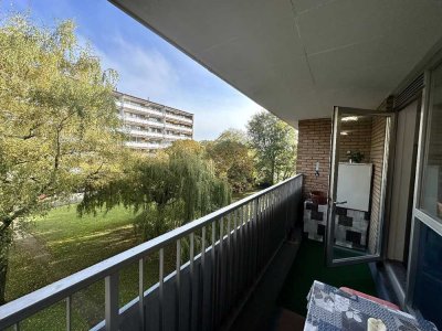 Helle vier Zimmerwohnung auf 107qm mit 2 Balkonen, Aufzug und Stellplatz mit Blick ins Grüne