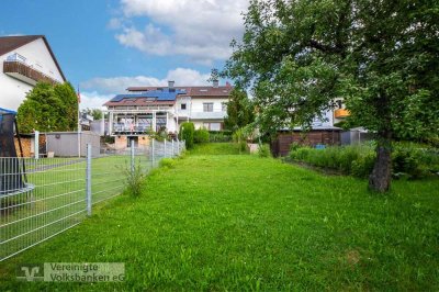 Viel Potenzial, großer Garten, 2 Garagen! Gemütliche Doppelhaushälfte in Stammheim!