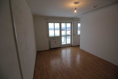 Schöne 1,5-Zimmer-EG-Wohnung mit Balkon und Einbauküche in Laufen