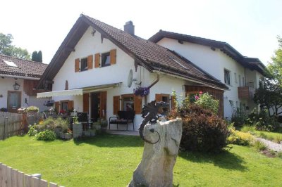 Doppelhaushälfte mit zusätzlichem Ferienhaus und schönem großem Garten