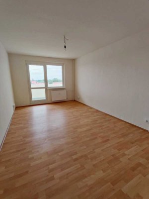 Sanierte 2-Raumwohnung mit großem Wohnzimmer + Laminat + Balkon + EBK