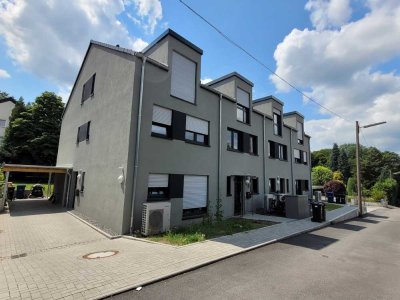 Familienglück im Neubau: modernes Reiheneckhaus mit Garten und 2 Stellplätzen