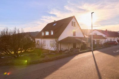 "Platz für die ganze Familie: Zweifamilienhaus mit Garten, zwei 4-Zimmer-Wohnungen &  Traumaussicht