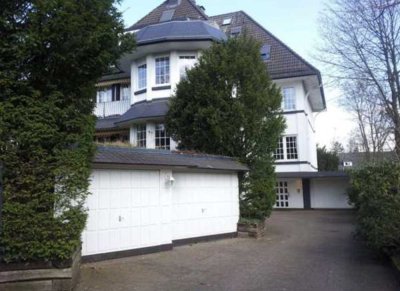 Luxuriöse  4-Raum-Wohnung mit Balkon und EBK in Hamburg Blankenese