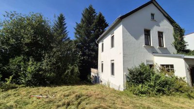 Altes Haus auf großem, grünen Grundstück