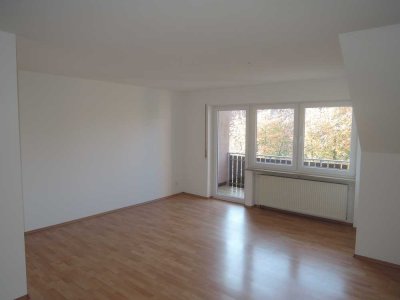 Renovierte 2-ZW im Dachgeschoss mit großem Balkon in gepflegtem 6-Parteienhaus - Tokiostraße!