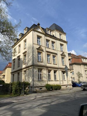 ZWEIKOMMAFÜNFRAUMWOHNUNG IM ERDGESCHOSS EINES LIEBEVOLL SANIERTEN MFH IN DRESDEN-PIESCHEN