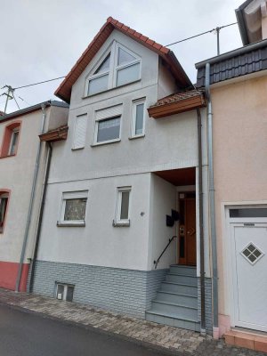 "Haus im Haus": Schöne 5-Zimmer-Wohnung mit Terasse und Garten in Geisenheim