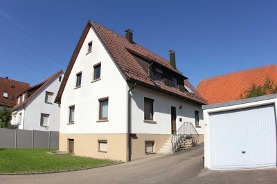 Das perfekte Familiendomizil - Wohnhaus mit Garten und 2 Garagen in Schlaitdorf