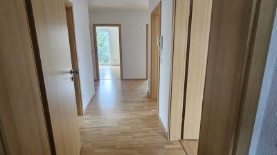 Moderne, lichtdurchflutete 3-Zimmerwohnung mit Balkon und Pkw-Stellplatz