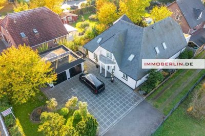 IMMOBERLIN.DE - Exquisites Einfamilienhaus mit Südwestterrassen, Garagen & Pool in angenehmer Lage