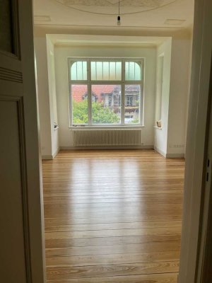 Stilvolle 5-Zimmer-Albau Wohnung mit Balkon in Villenviertel