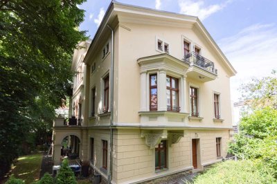 Großzügige Dachgeschosswohnung in Villa mit Kamin und Balkon | stylisches Bad | Stellplatz