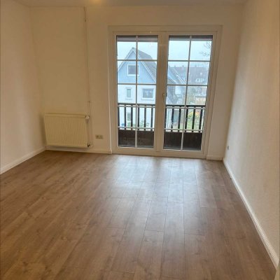 Modernisierte Wohnung mit drei Zimmern sowie Balkon und EBK in Elmshorn