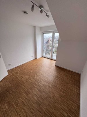 Stilvolle, vollst. renovierte 3-Zimmer-Dachgeschosswohnung mit geh. Innenausstattung mit Balkon