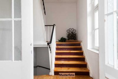 6-Zimmer-Wohnung nebst Balkon mit Ausblick in die freie Natur