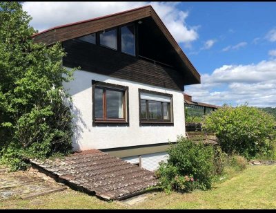 Freistehendes Einfamilienhaus mit großem Garten