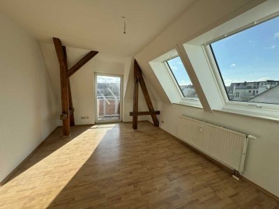 Freundliche 2-Zimmer-DG-Wohnung mit gehobener Innenausstattung und Balkon in Zwickau