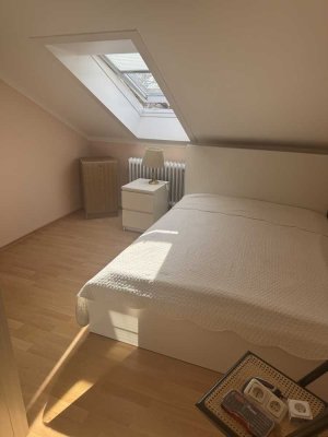 Schöne 2 Zimmer-DG-Wohnung, möbliert in Eichenau f.  Christliche WG