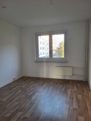 Kautionsfrei! 3 -Raumwohnung mit Balkon & Wanne im 1. Obergeschoss!