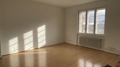 Großes, helles Zimmer mit eigenem Bad in Charlottenburg