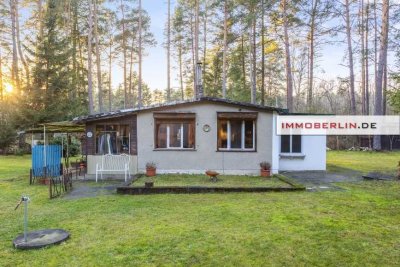 IMMOBERLIN.DE - Naturschönheit! Wochenend-/Ferienhaus auf herrlichem Grundstück in Fichtenwalde