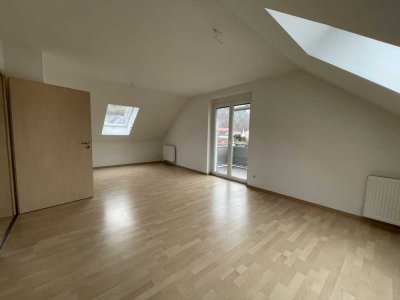 Ruhige Dachgeschoss Wohnung mit Burgblick