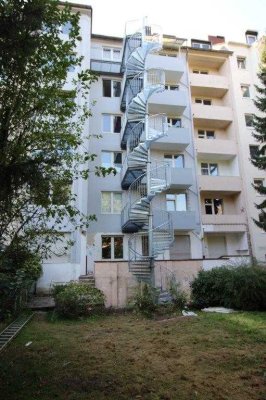 Mit Terrasse und Gartenzugang: sanierte 4-Zimmer-Wohnung im Souterrain zu vermieten