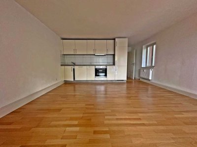 Zentral gelegene und frisch renovierte 2 Zimmer ETW mit Terrasse  und EBK