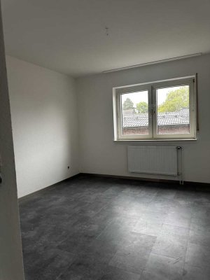 Frisch renoviert! l Mit großem Balkon zum Wohlfühlen l  Ab sofort