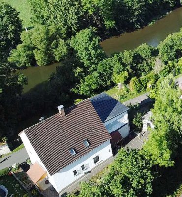 Freistehendes Haus mit Wintergarten und Garage, auch als Zweifamilienhaus nutzbar.