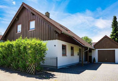 Freistehendes Einfamilienhaus mit Pool in Bestlage