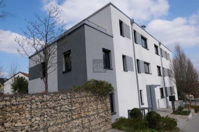 Moderne Maisonettenwohnung mit Terrasse, Gartenanteil, Einbauküche, TG-Platz sowie Aussenstellplatz