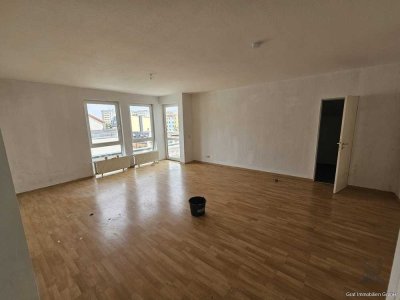 Selber Renovieren gegen Mietfrei / 2 Zimmer Dachgeschoss Wohnung in Toplage mit 2 Dachterrassen