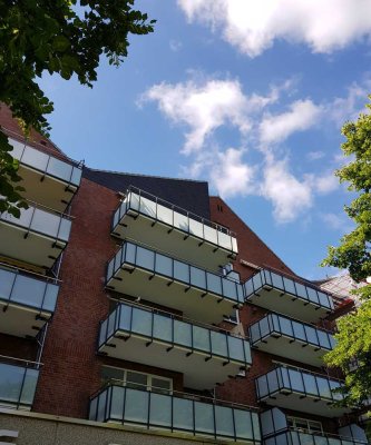 Attraktive und modernisierte Wohnung mit drei Zimmern sowie Balkon und neuer EBK in Ammersbek